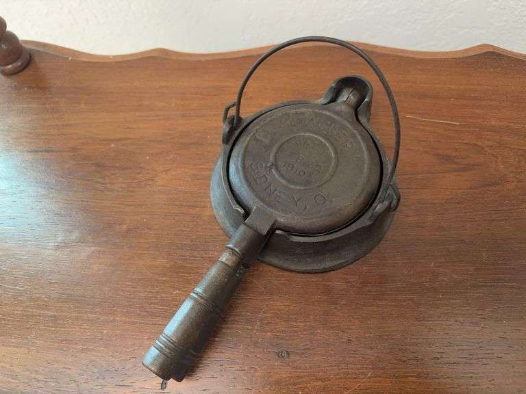Wagner mini cast iron stove top waffle iron w/ stove ring 7.5" long image