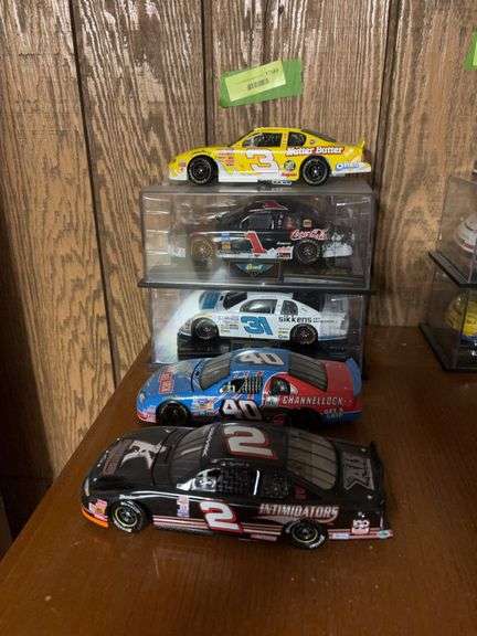 Five 1:24? scale die cast cars as shown image