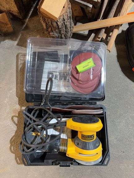 Like new Dewalt D26451 pad sander, case and sanding pads image