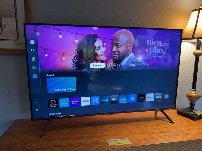 Samsung 43" Smart TV w remote image