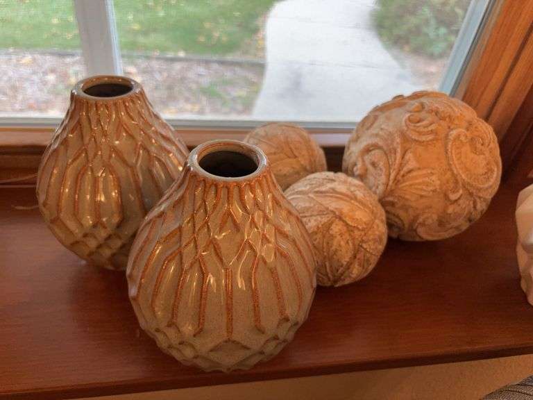 Decorative vases and balls image