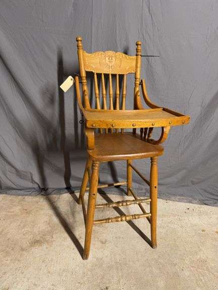 High chair with lift tray image