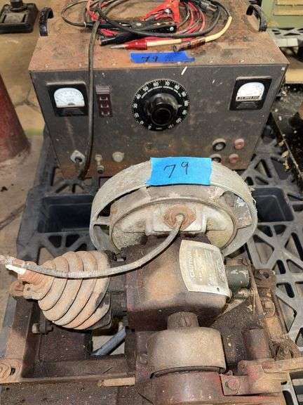 Maytag engine, pistons move. DC power supply(no name), meter says 0 to 50 volts and 0 to 20 amps. image