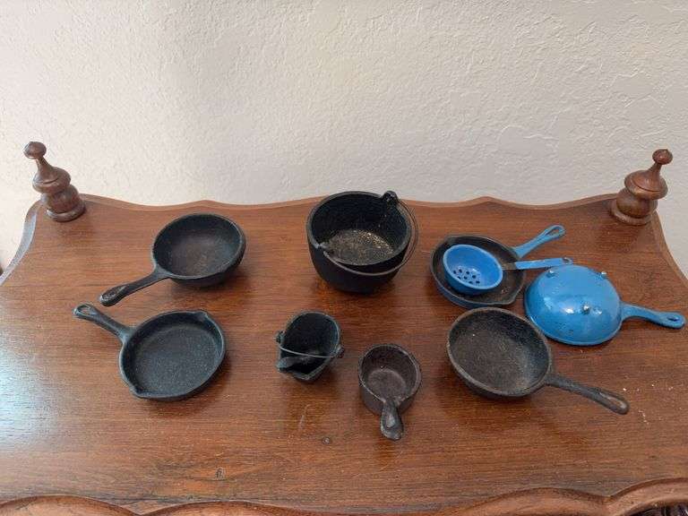 Mini cast iron cookware image