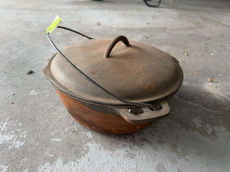 Cast iron Dutch oven w/ lid image