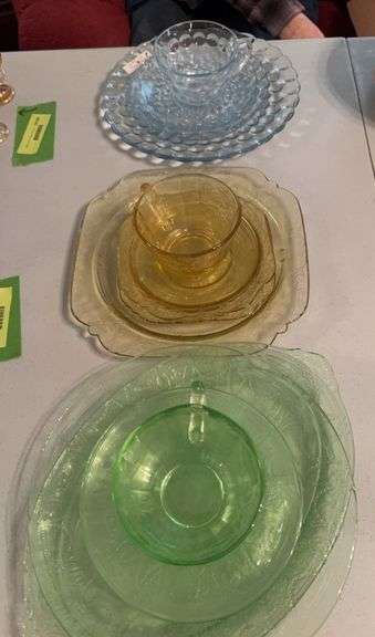 5 pcs green depression, 4 pcs amber depression and 4 pcs of ice blue