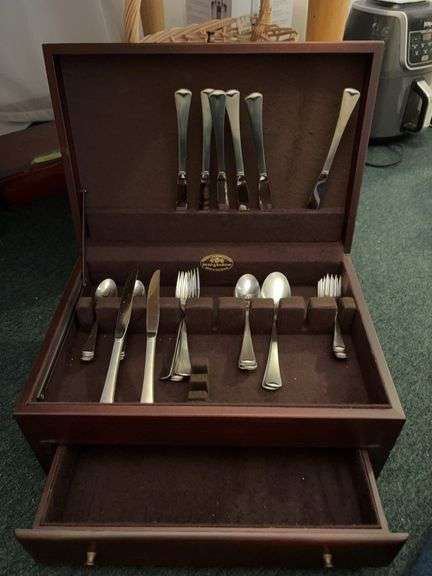 Oneida 6pc service for 8 flatware w case Short 1 teaspoon image