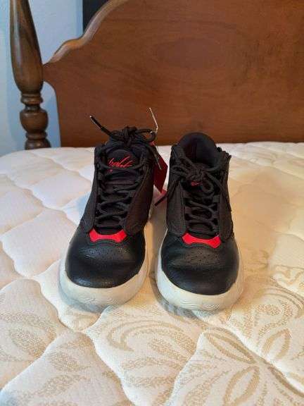 Nike Air Jordan Max Aura size 4Y tennis shoes image