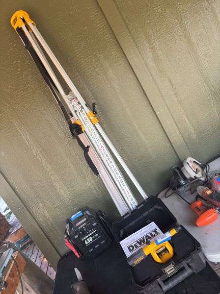 Dewalt DW090 builders level transit level and tripod, new with tags image