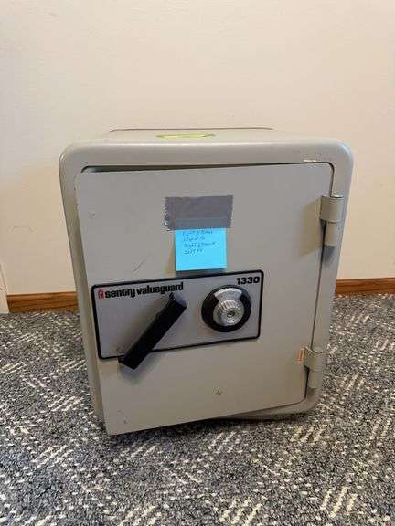 17D x 17L x 21H fire resistant Sentry Valueguard safe 1330 Combo available image
