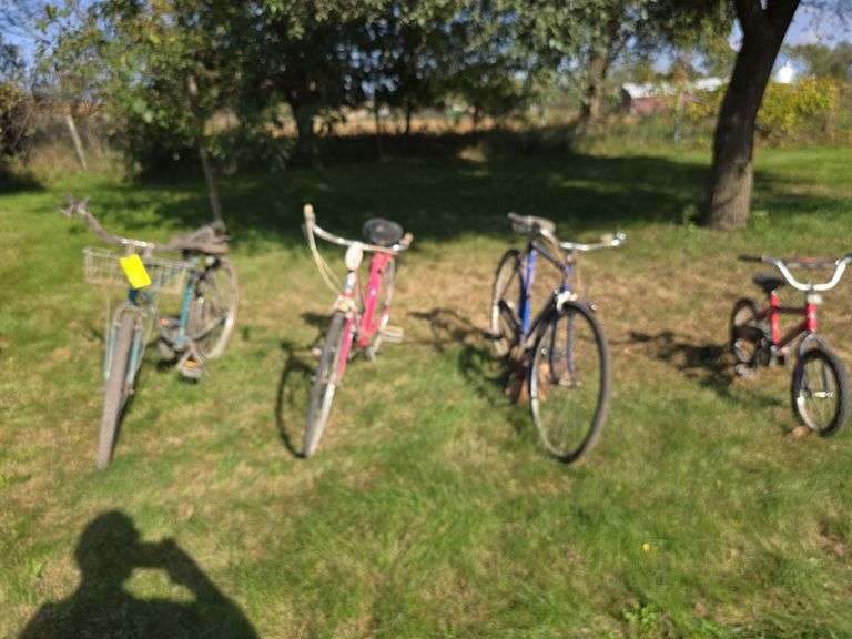 Men's and women's bikes, kids bike w/ training wheels