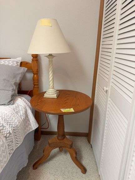 21" round x 27 tall trileg table and lamp