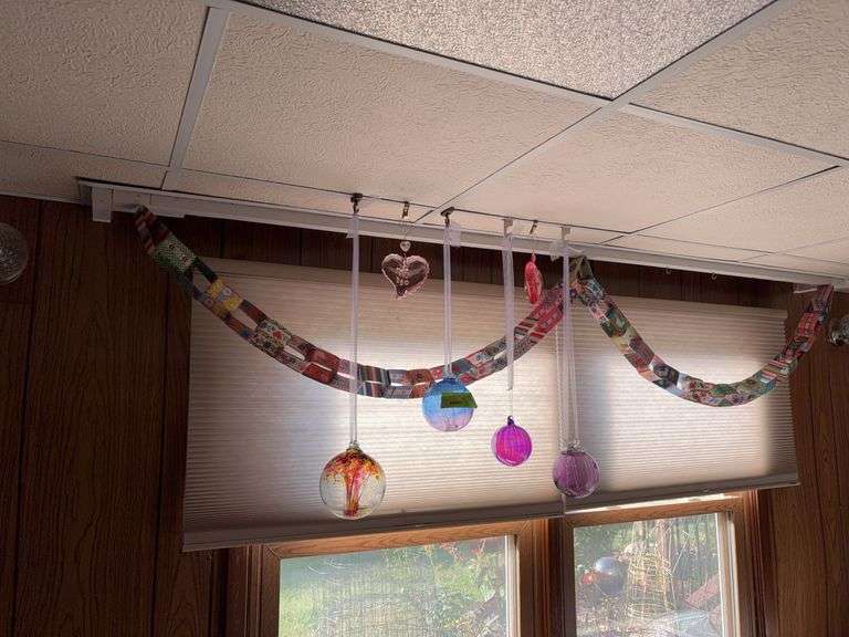 4 decorator glass balls, hearts and paper chain image