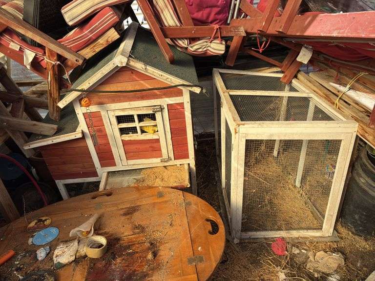 Small backyard chicken coop image