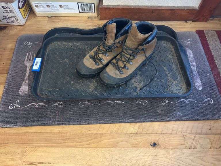 Men’s size 12 Danner hiking boots and plastic boot pans