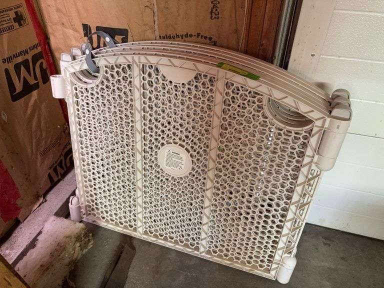 Folding kid gate image