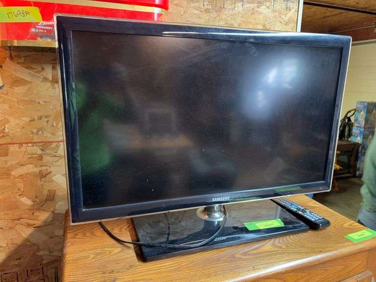 Samsung 32” flatscreen TV w remote Model UN32D4000NDXZA ￼ image