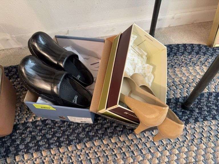 Women’s Dansko shoes size 37 and Naturalizers size 7.5 image