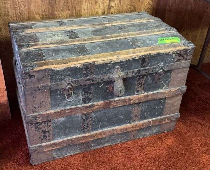 Old steamer trunk, no handles image