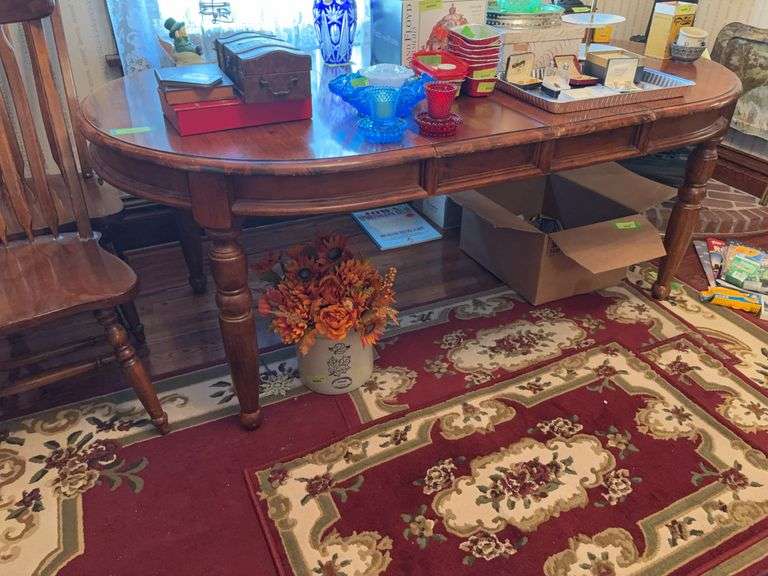 Dining table 40x52 w (2) 12” leaves NO CONTENTS