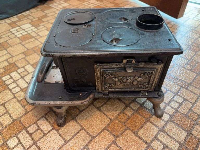 Unmarked cast iron mini cookstove 13"+ wide x 8" tall, hinges on front door are broken image