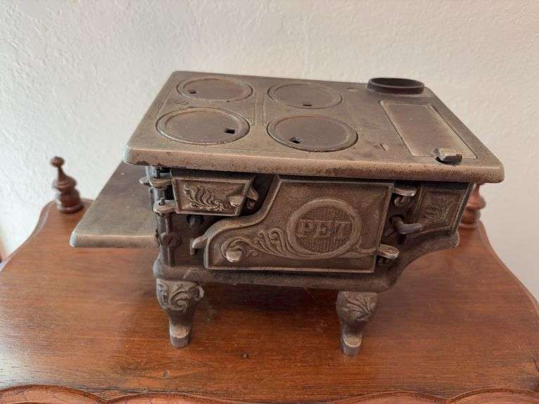 Pet cast iron mini cookstove 11" wide x 6.75" tall image