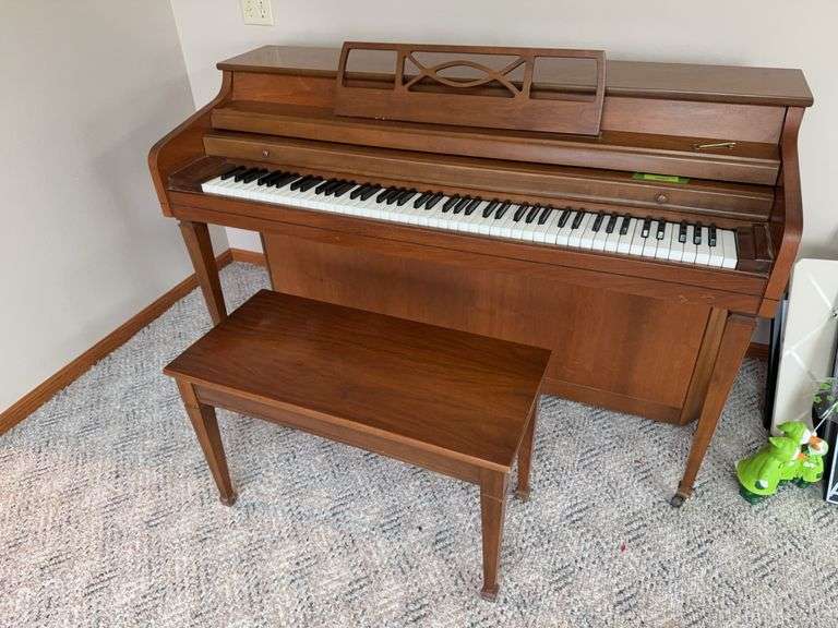 Upright piano w bench image