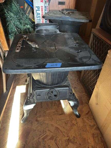 Cast-iron 488A Moose small cook stove image