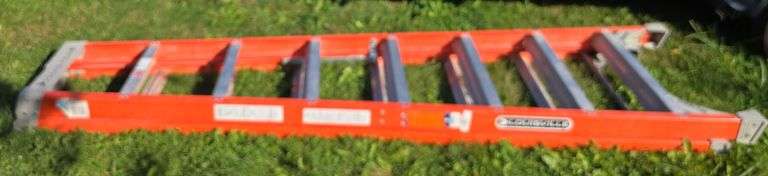 Louisville 8' fiberglass step ladder