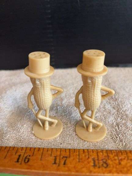 Tan Mr Peanut S&P shakers image