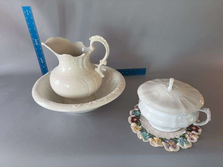 Pitcher and basin, chamber pot image
