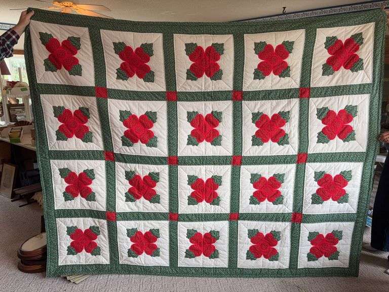 93x74 rose pattern quilt image