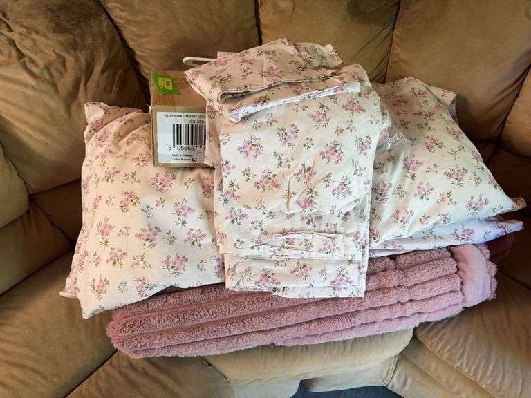 Twin size bedding image