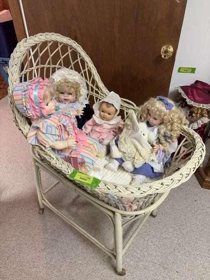 Bassinet on wooden wheels and easy to care for babies image