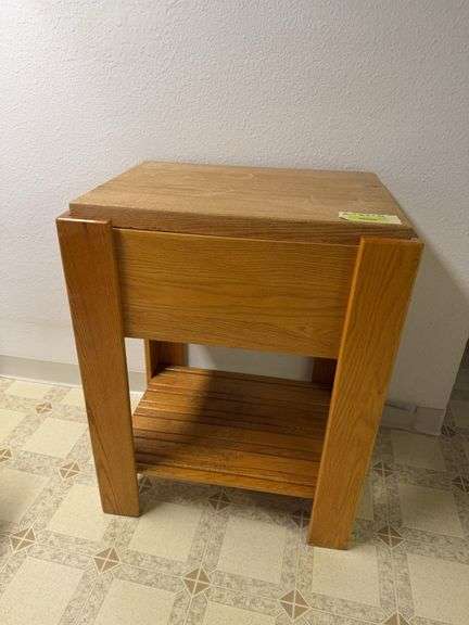 Butcher block style table w/ removable cutting board top 20 x 25 x 33H