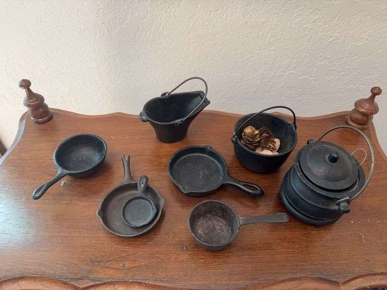 Mini cast iron cookware image