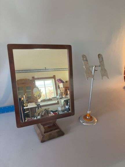 Shoe floor mirror and shoe stand image