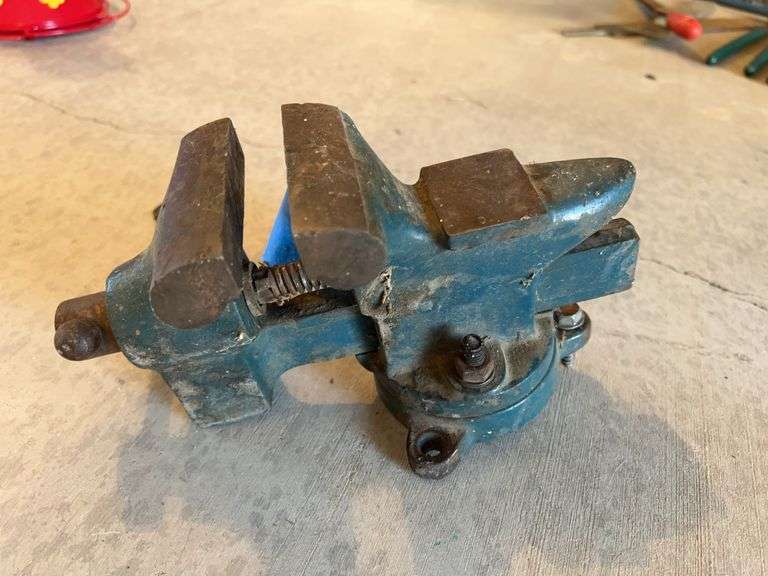 Small bench vise