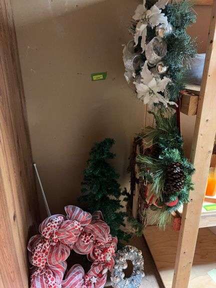 5 wreaths and a small Xmas tree image