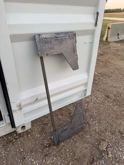 ECOTRIC 3/8" Thick Quick Tach Cut Out Mount Plate	WOLVERINE		QMP1-16-10T	"Outside width: 46""  Inside width: 45""  Height: 18.5""  Top bar: 3/8"" thick  Plate: 3/8"" thick  Weight: 53 lbs.",MOUNT VERNON image