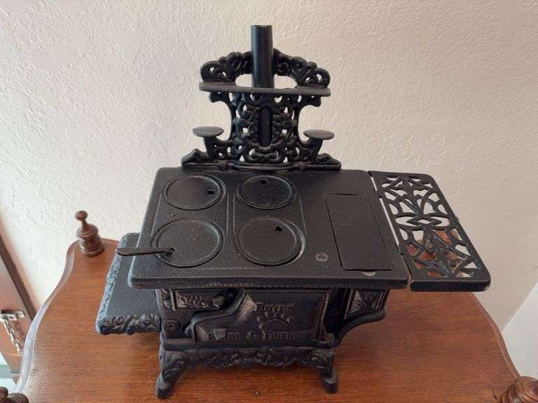Boyds Bears and friends cast iron mini cookstove, 13" wide x 11.5" tall image