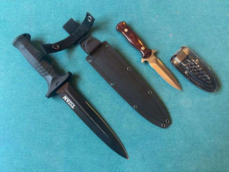 Hunting knife and dagger image