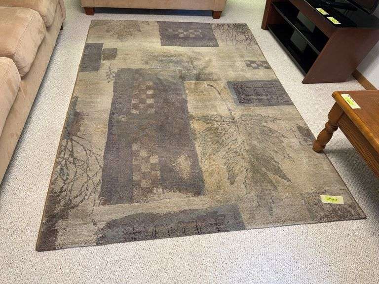 Area rug 5'3" x 7'9"