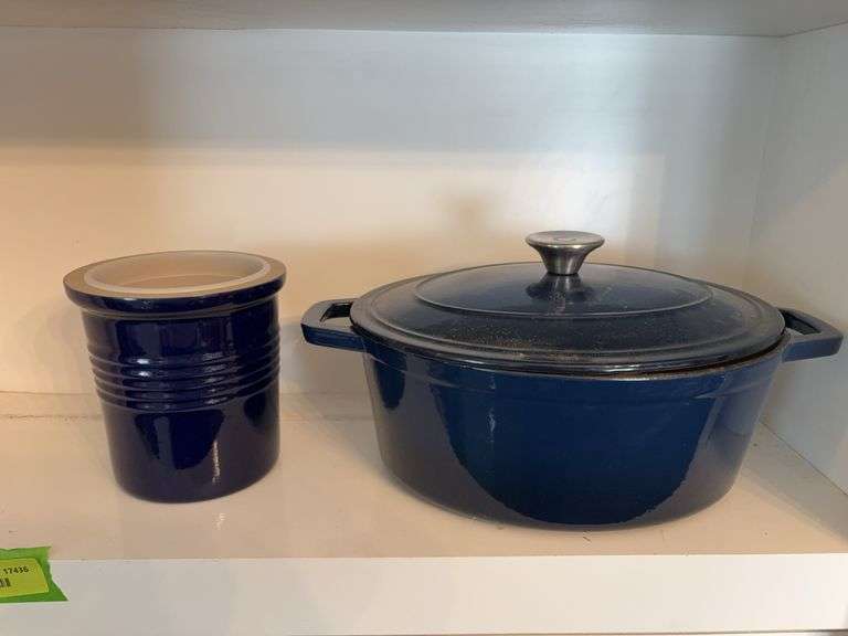 Pampered Chef utensil holder and Crofton 4.6qt oval Dutch oven image