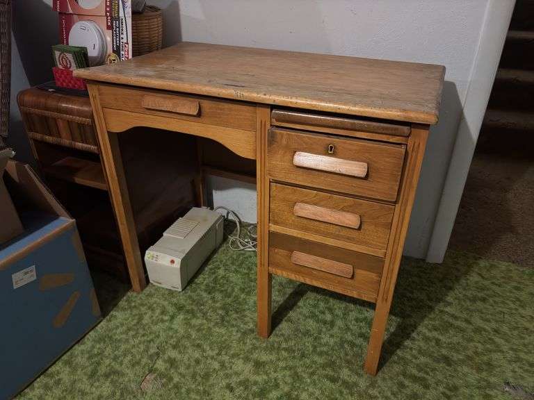 Small four drawer oak kneehole children’s desk