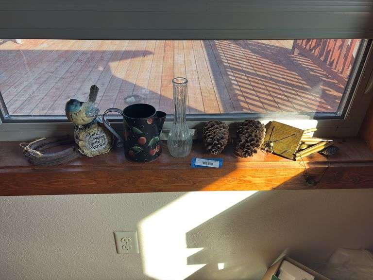 Miscellaneous decor, including Windchime, small pitcher, bird statue, horseshoes