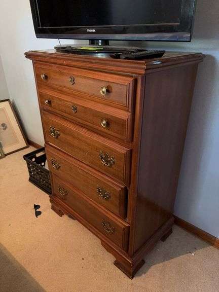 18D x 32L x 45H Bassett 4 drawer dresser, w a nightstand, lamp and candle image