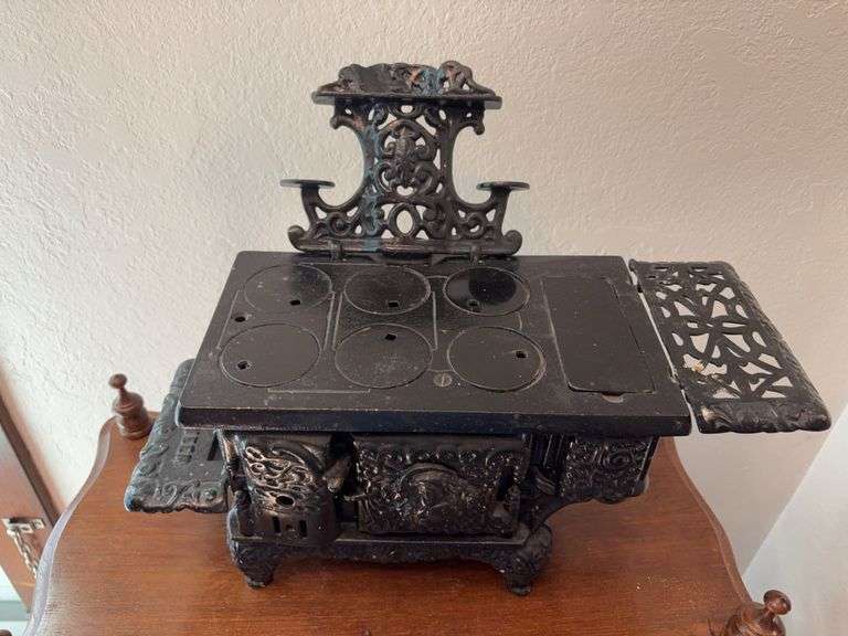 The Queen cast iron mini cookstove 16" wide x 13" tall, 6 lids image