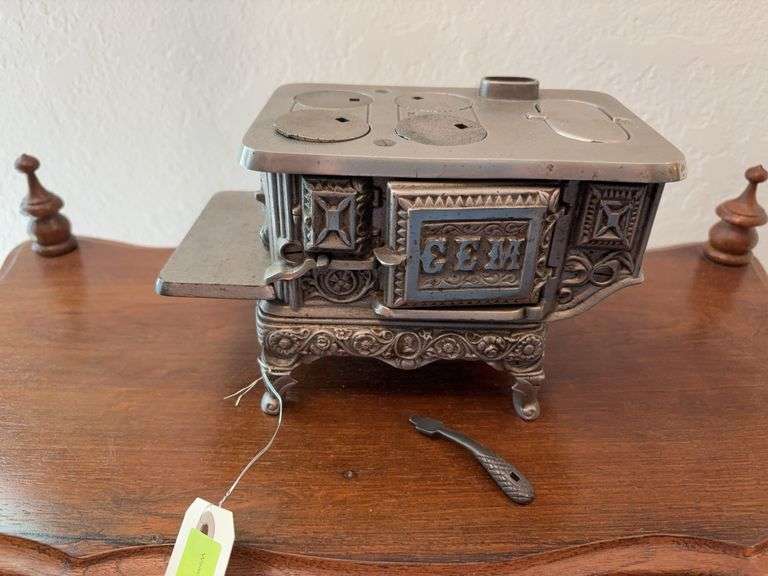 Gem cast iron mini cookstove 8" wide, lid lifter, 1 lid is not correct, image