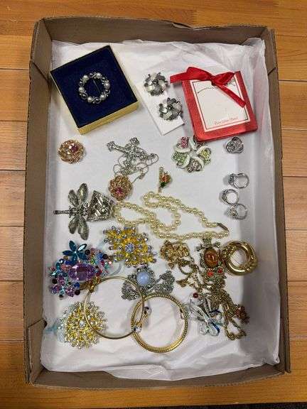 Modern costume jewelry image